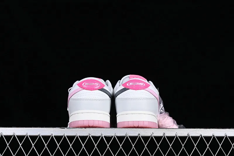 All Categories Nk SB Dunk Series Nk SB Dunk Low Low-top sneakers Cost-effective version Nk SB Dunk Low "520" Valentine's Day limited SB low-top sports and leisure sneakers FN3451-161